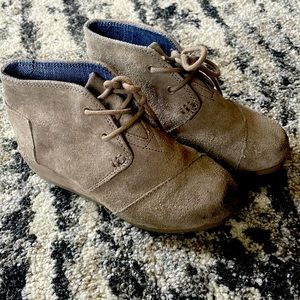 Girls size 12 Tom’s suede booties
